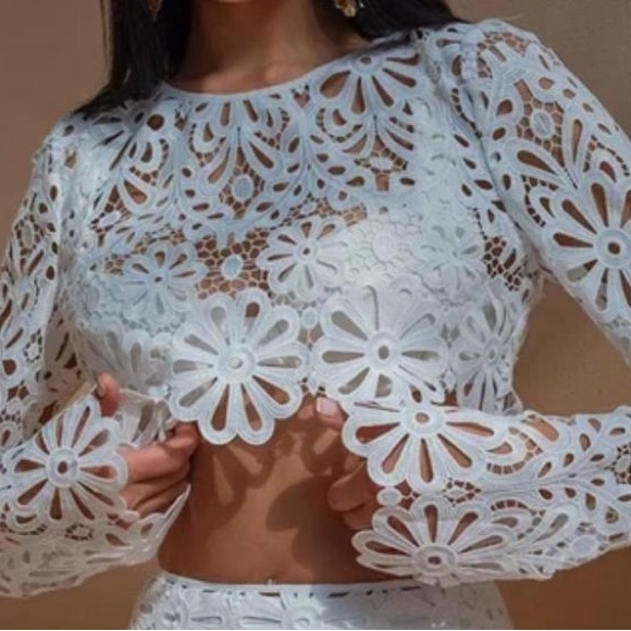 no show brand Tops - Elegant White Floral Lace Crop Top